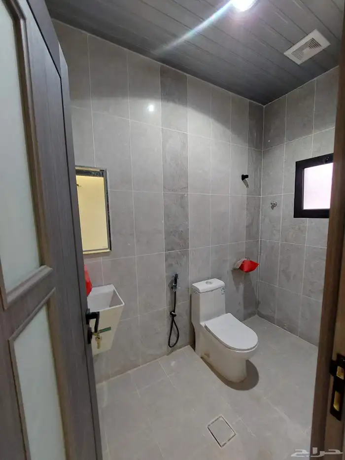 للبيع ملحق تمليك حي احد جديد 6غرف وصالة و2سطح خاص 6