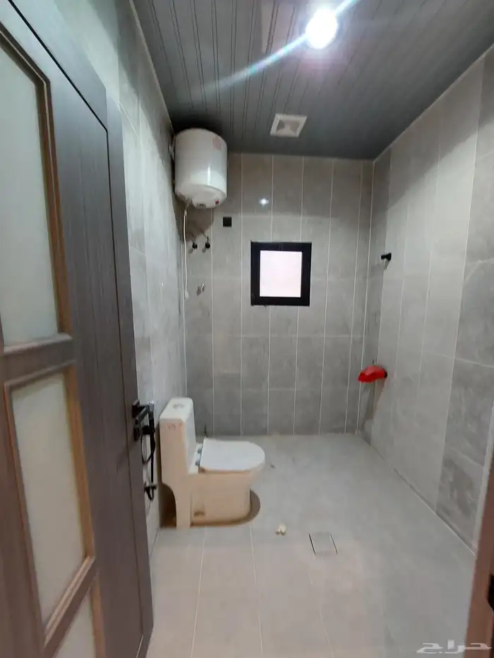 للبيع ملحق تمليك حي احد جديد 6غرف وصالة و2سطح خاص 7