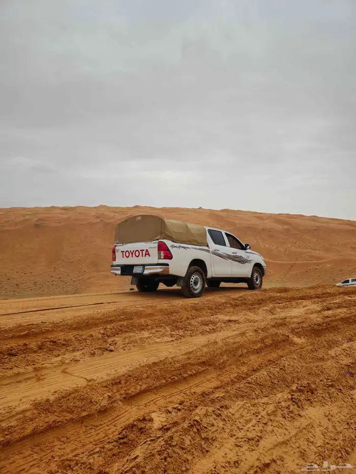 عقرب هايلوكس غمارتين مع طبق وشراع 3