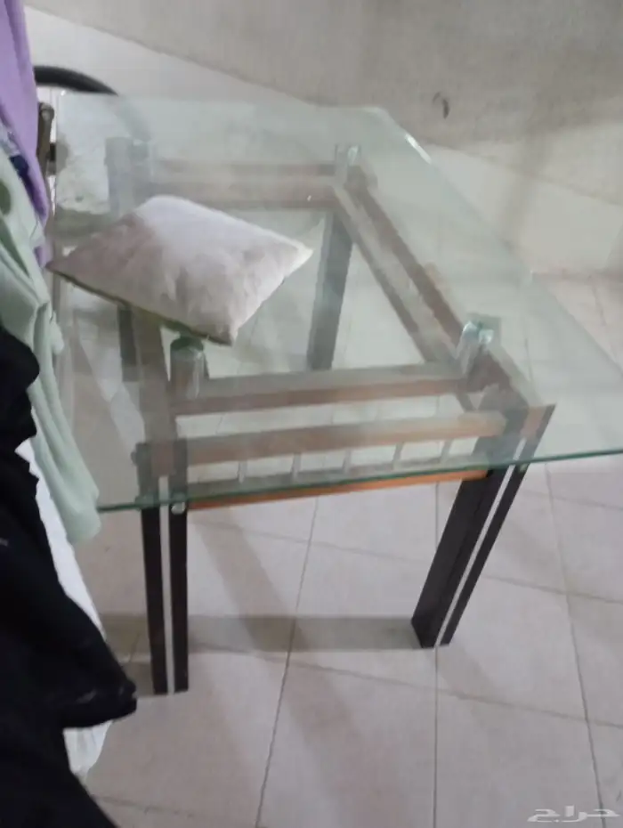 طاوله زجاجيه 6افراد بحاله ممتازه فقط 50ريال 0