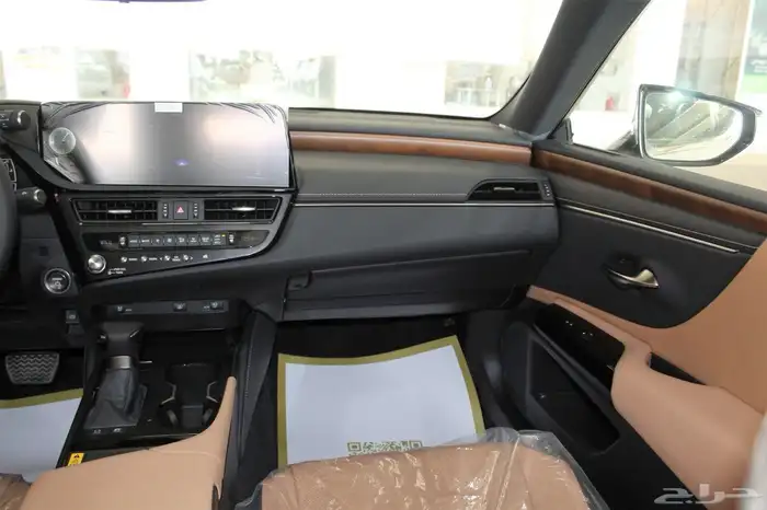 لكزس - ES300 Bh هايبرد - 2025 - نص فل - خليجي 20