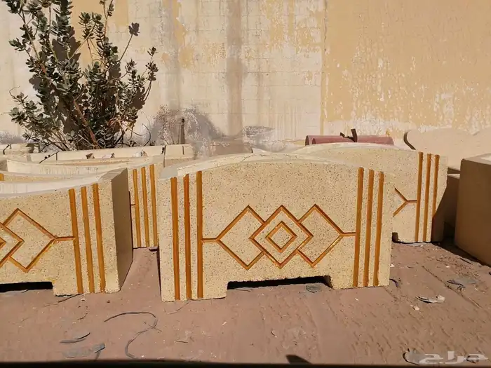 توفر لدينا احواض زراعة للحدائق والاماكن العامة وأيضا  كراسي 3