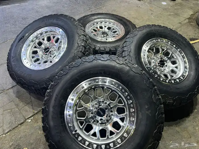 جنوط جي ام سي مع كفرات ودواي نص حجري مقاس 285 70 17 4