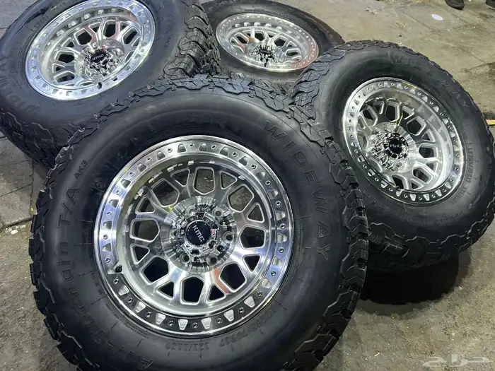 جنوط جي ام سي مع كفرات ودواي نص حجري مقاس 285 70 17 7