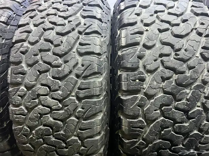 جنوط جي ام سي مع كفرات ودواي نص حجري مقاس 285 70 17 10