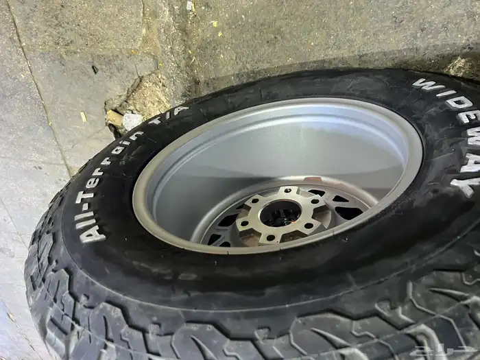 جنوط جي ام سي مع كفرات ودواي نص حجري مقاس 285 70 17 9