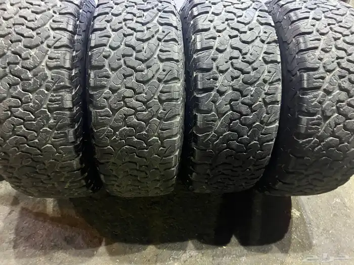 جنوط جي ام سي مع كفرات ودواي نص حجري مقاس 285 70 17 2