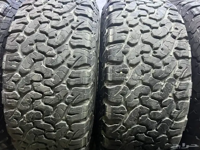 جنوط جي ام سي مع كفرات ودواي نص حجري مقاس 285 70 17 5