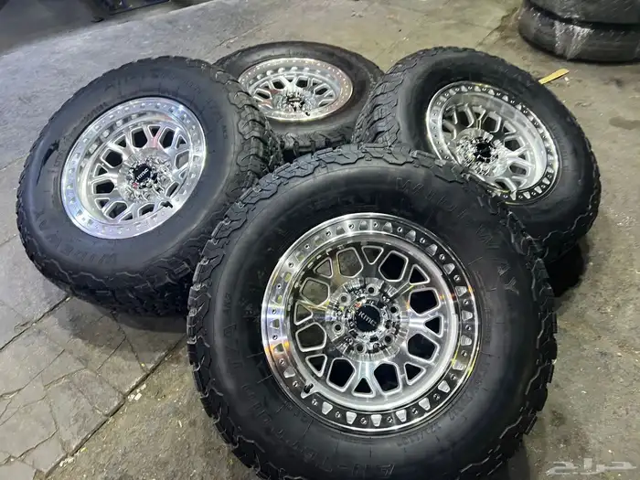 جنوط جي ام سي مع كفرات ودواي نص حجري مقاس 285 70 17 0