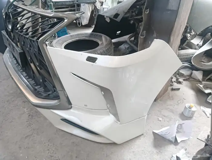 صدام و شبك و لحية جيب لكزس 2018 لون أبيض عليه حماية 1