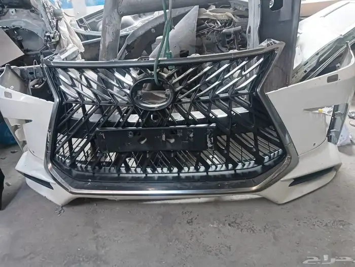 صدام و شبك و لحية جيب لكزس 2018 لون أبيض عليه حماية 0