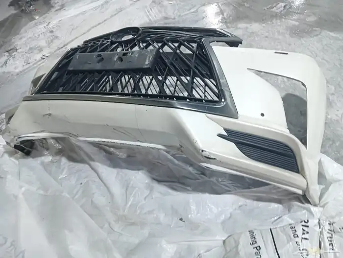 صدام و شبك و لحية جيب لكزس 2018 لون أبيض عليه حماية 3