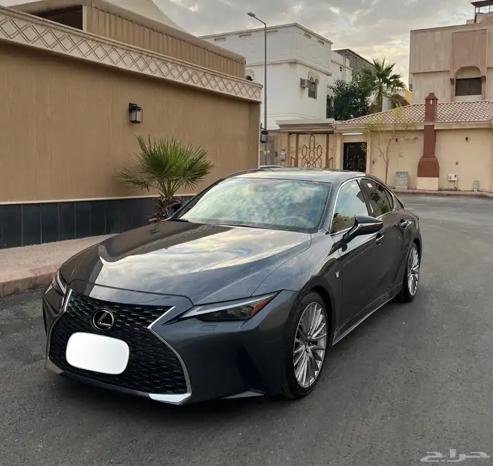 لكزس IS 2021 4