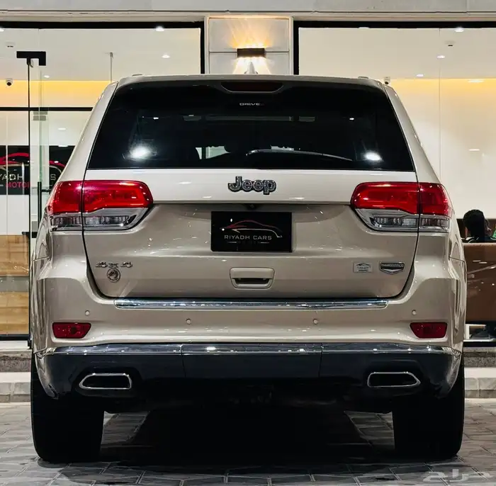 شيروكي 2014 V8 ساميت ( بحالة ممتازة ) 3