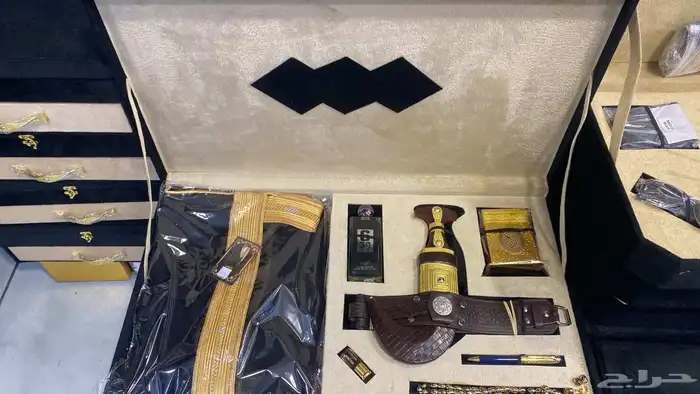 التصميم  تتميز العلب بتصميم فخم  غالب ا ما يكون من الجلد أو 4