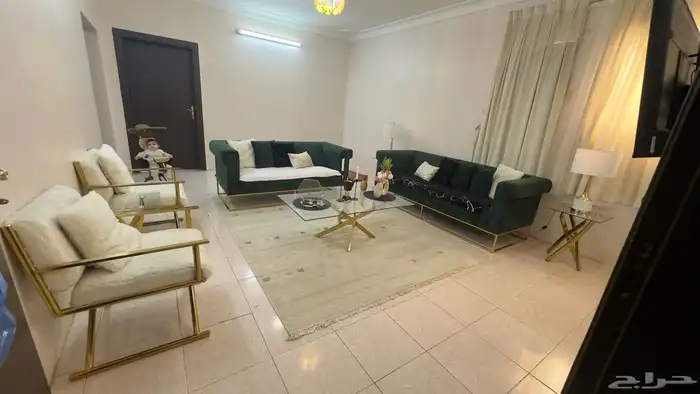 كنب وطقم طاولات من مفروشات وودي 1