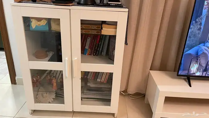 للبيع دولاب كتب من إيكيا بحالة ممتاز مع طاولة تلفزيون 0