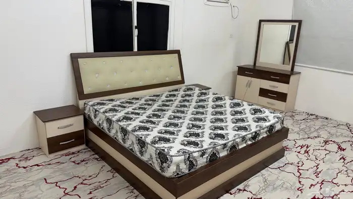 غرفة نوم وكنب وطاولة صاله 4