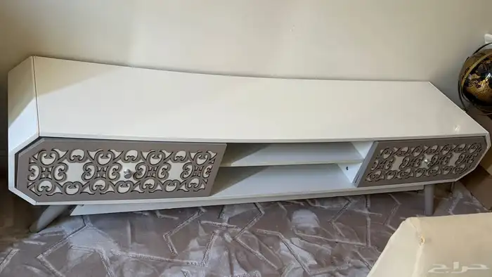 كنب حرف L مع طاولة تلفزيون مع طاولة قهوة واربع قطع جانبيه 3