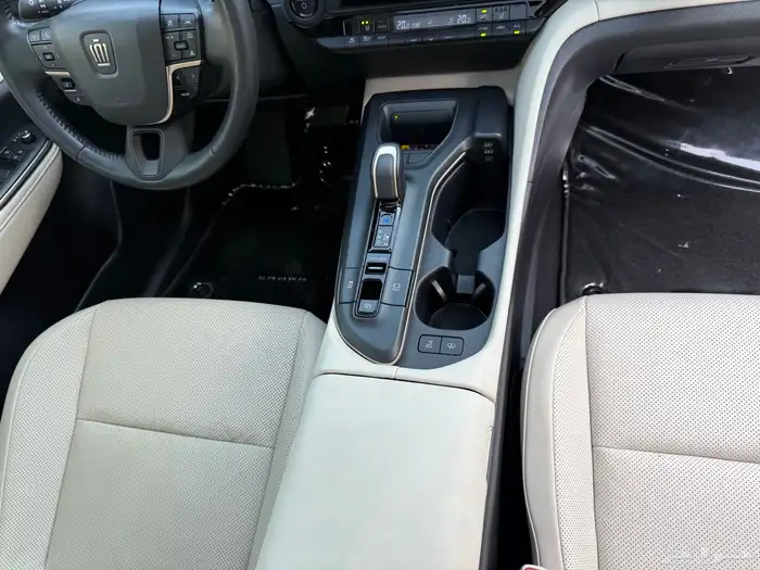 تويوتا كراون ماجستنا 2023 شبه جديد 24