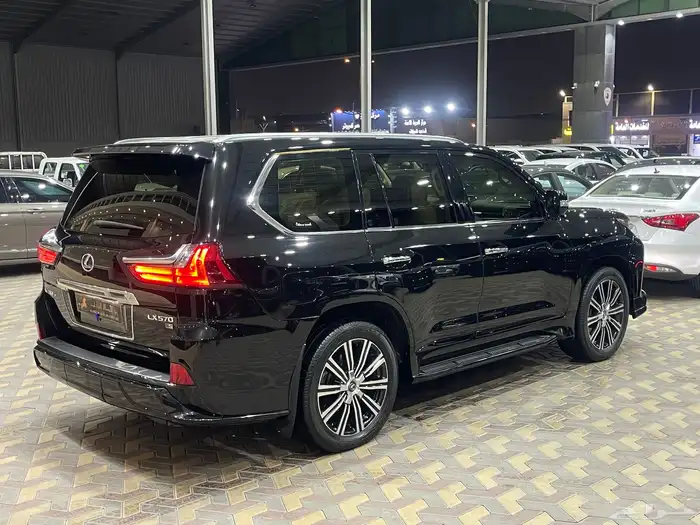 جيب لكزس ال اكس 570 موديل 2020 3