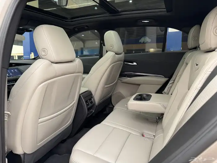 كاديلاك XT4 2023 عداد 15 الف على الضمان 8
