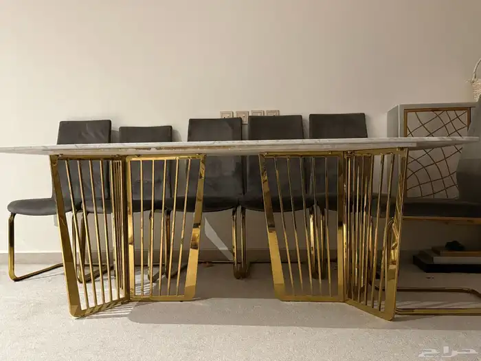 طاولة رخام مع ست كراسي ودولاب خدمه نظيفة 1