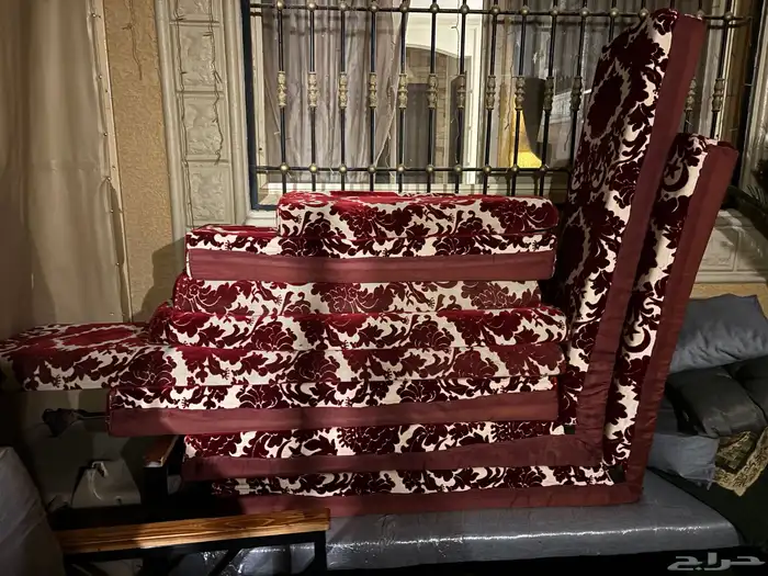 تكيات ملحق عدد 9 قطع مع ستارة استخدام سنة ونظافتها جيدة 1