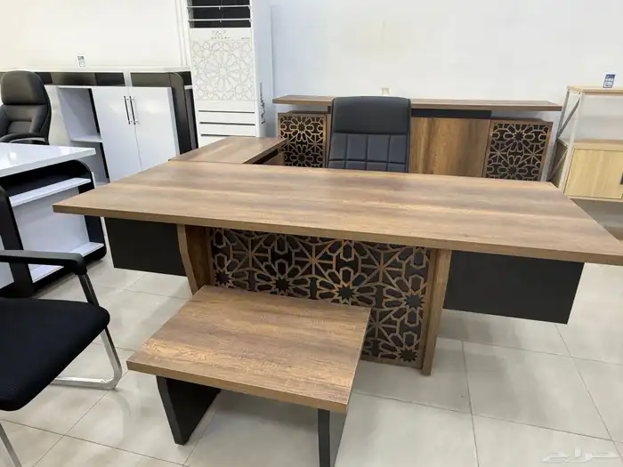 مكاتب ادراية فخمة جميع المقاسات 37