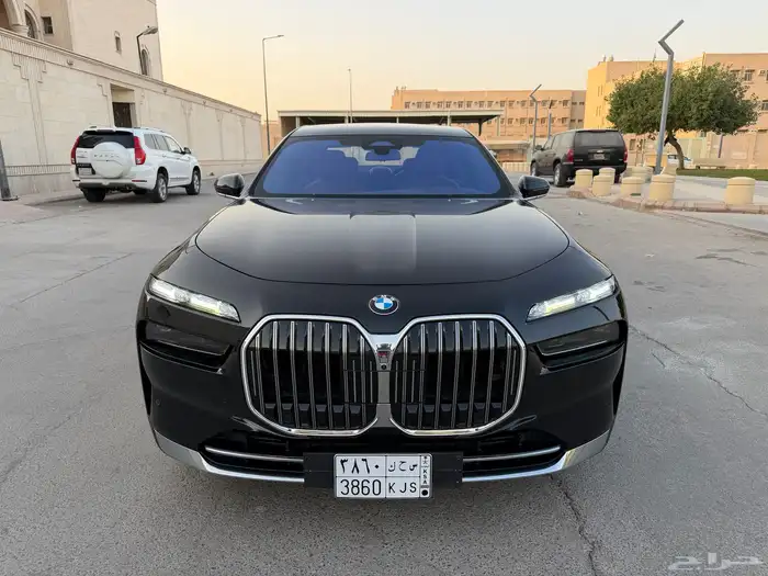 بي ام دبليو 740 Liاعلى فئة 2023 للبيع 3