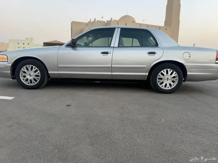 فورد كروان فكتوريا ممشى 170 الف استخدام شخصي 1