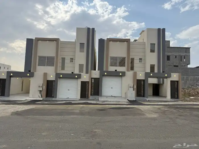 تملك دور ارضي بحوش وسيع حي الزهور المحاله ابها 580الف 0