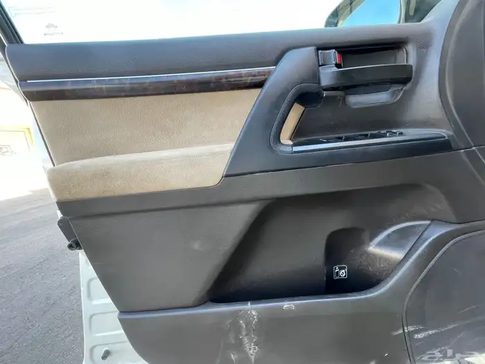 تويوتا- لاند كروزر-2011-GXR-بنزين- V8- -إصدار 60- عام 12