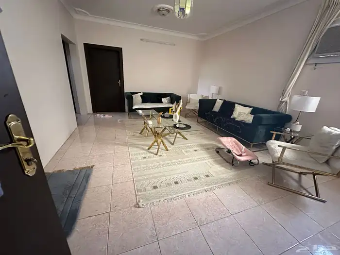 كنب وطقم طاولات من مفروشات وودي 0