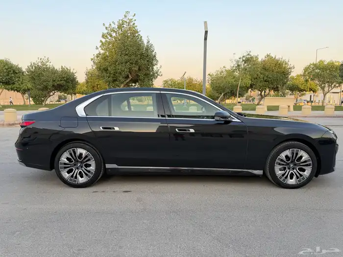 بي ام دبليو 740 Liاعلى فئة 2023 للبيع 5