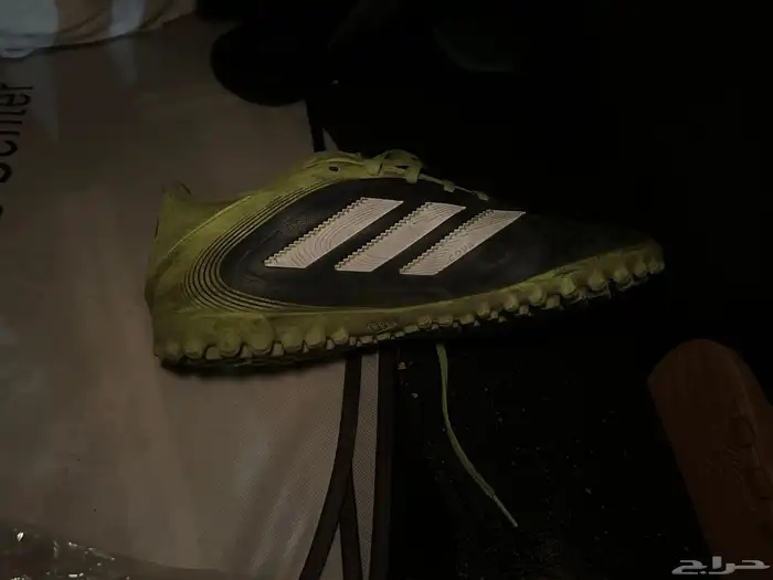 للبيع استخدام شهرين فقط اديداس اصلي مقاس 44 0