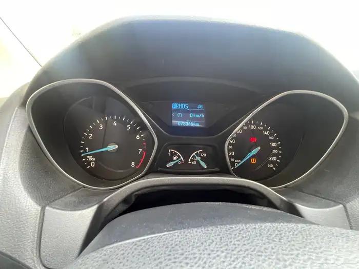 فورد فوكس نص فل 2016 بحالة ممتازة 13