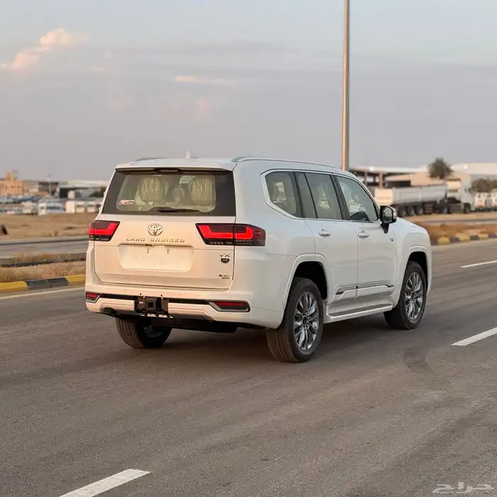 لاندكروزر 300 VX هايبرد 2025 للبيع كاش او اقساط 4