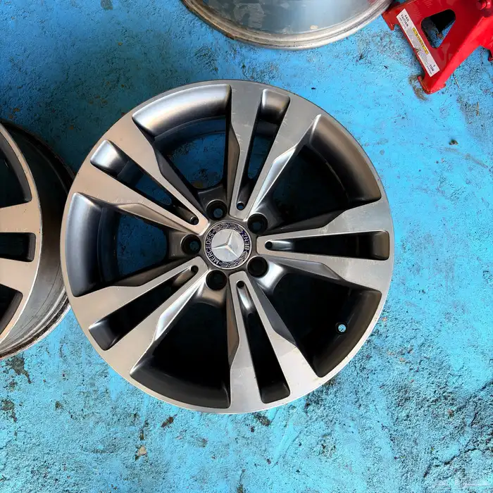 جنوط مرسيدس مقاس 18 مستخدم نظيف 1