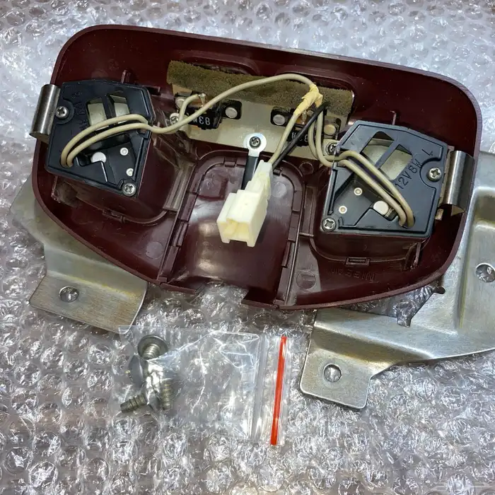 للبيع لمبة سقف أصلية نيسان ددسن 4