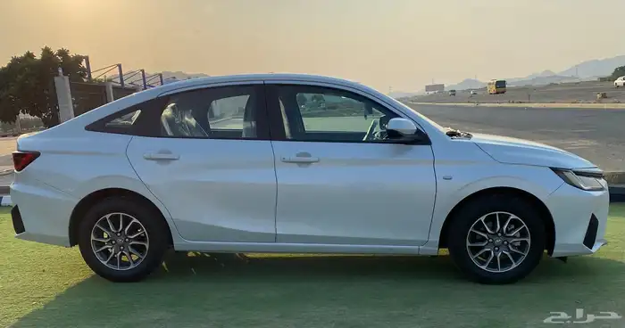 تويتا يارس2024 ممشي 11 الف y plus 6