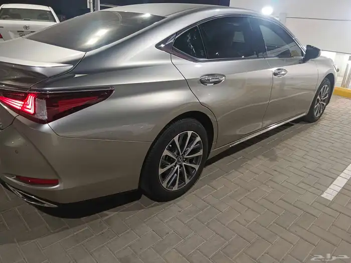لكزس ES350 موديل 2025 5