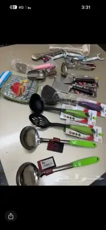 مطبخ صغير مع طاولة طعام ومستلزمات مطبخ جديدة 15