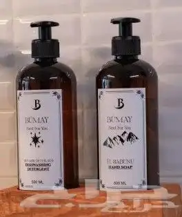 مطبخ صغير مع طاولة طعام ومستلزمات مطبخ جديدة 8