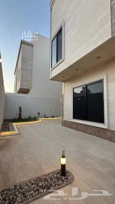 فيلا كبيرة مستقلة للبيع في العزيزية - المحيسن 0