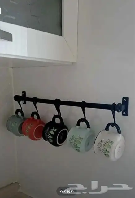 مطبخ صغير مع طاولة طعام ومستلزمات مطبخ جديدة 20