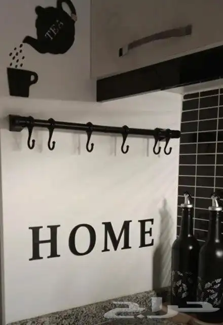 مطبخ صغير مع طاولة طعام ومستلزمات مطبخ جديدة 19