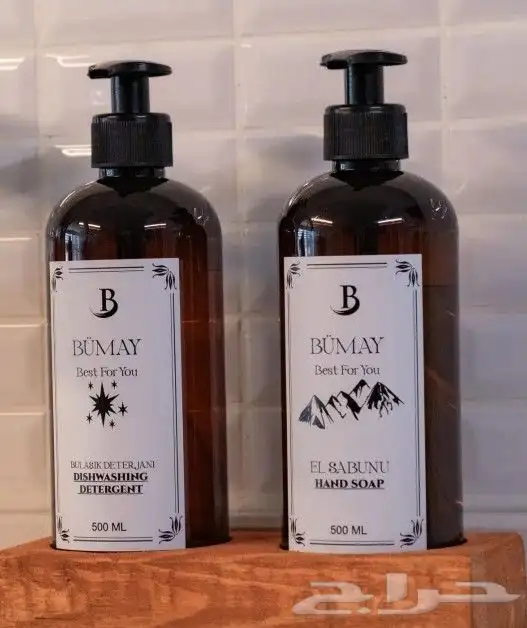 مطبخ صغير مع طاولة طعام ومستلزمات مطبخ جديدة 21