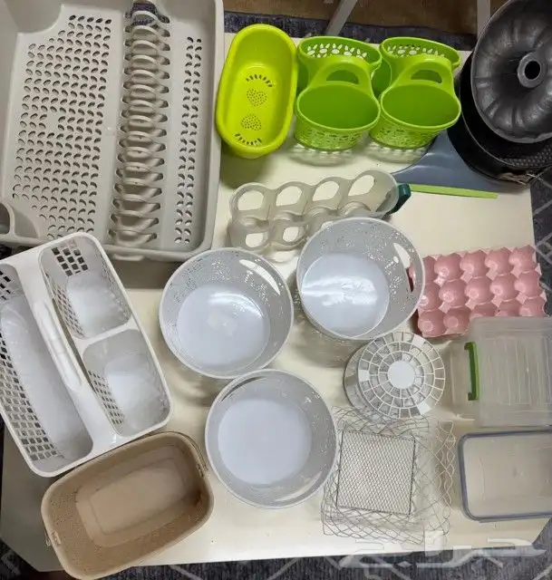 مطبخ صغير مع طاولة طعام ومستلزمات مطبخ جديدة 12