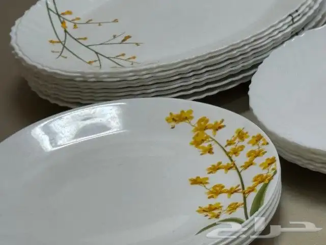 مطبخ صغير مع طاولة طعام ومستلزمات مطبخ جديدة 14